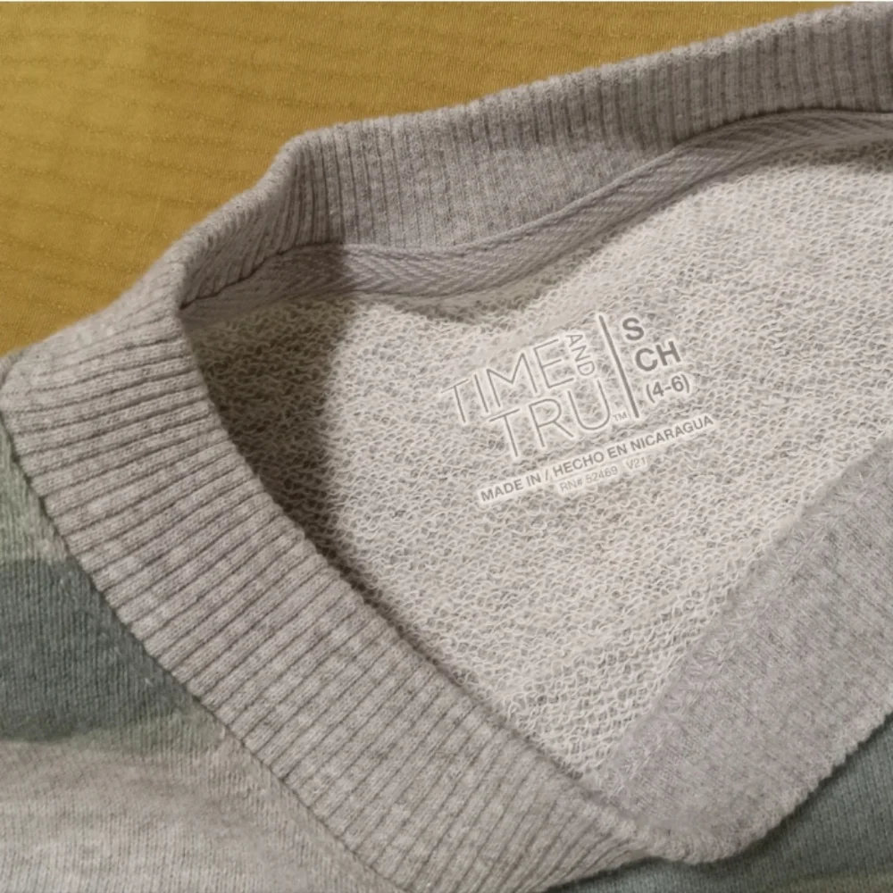 Bundle of 2 Camo Long Sleeve Light Sweaters - Picture 2 of 8
